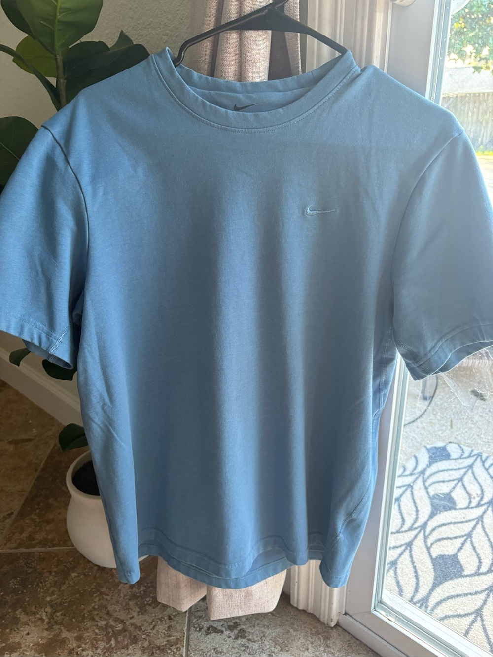 Men’s size medium shirt - Picture 3 of 3